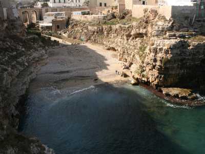 E� uno degli scenari pi� pittoreschi e pi� conosciuti di Polignano, famoso principalmente per l�insenatura incastonata fra le alte pareti rocciose a strapiombo sul mare. Parliamo di Lama Monachile, situata all�ingresso del paese e a due passi dal centro storico, letto di un millenario torrente ormai prosciugato che sfociava nel blu dell�Adriatico
